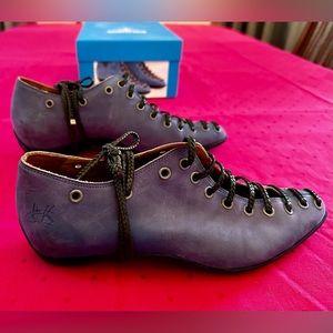 Fluevog Engaging Power Up Lace Up shoe in blue (more like periwinkle) Size 9